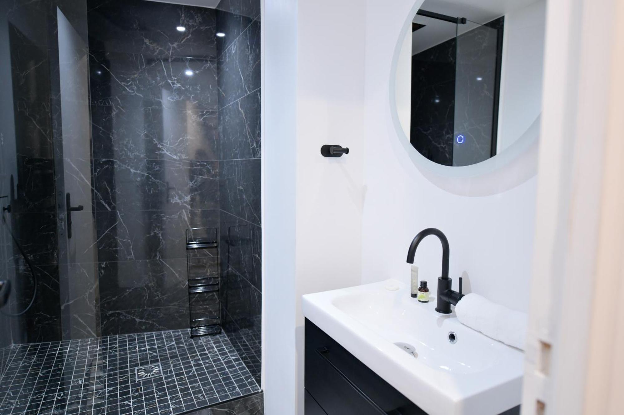 Montmartre Marvel! Designer Apartment Near Metro Paris Exterior foto